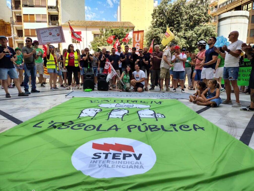 Protesta de docentes y bomberos en Castelló por los servicios públicos.