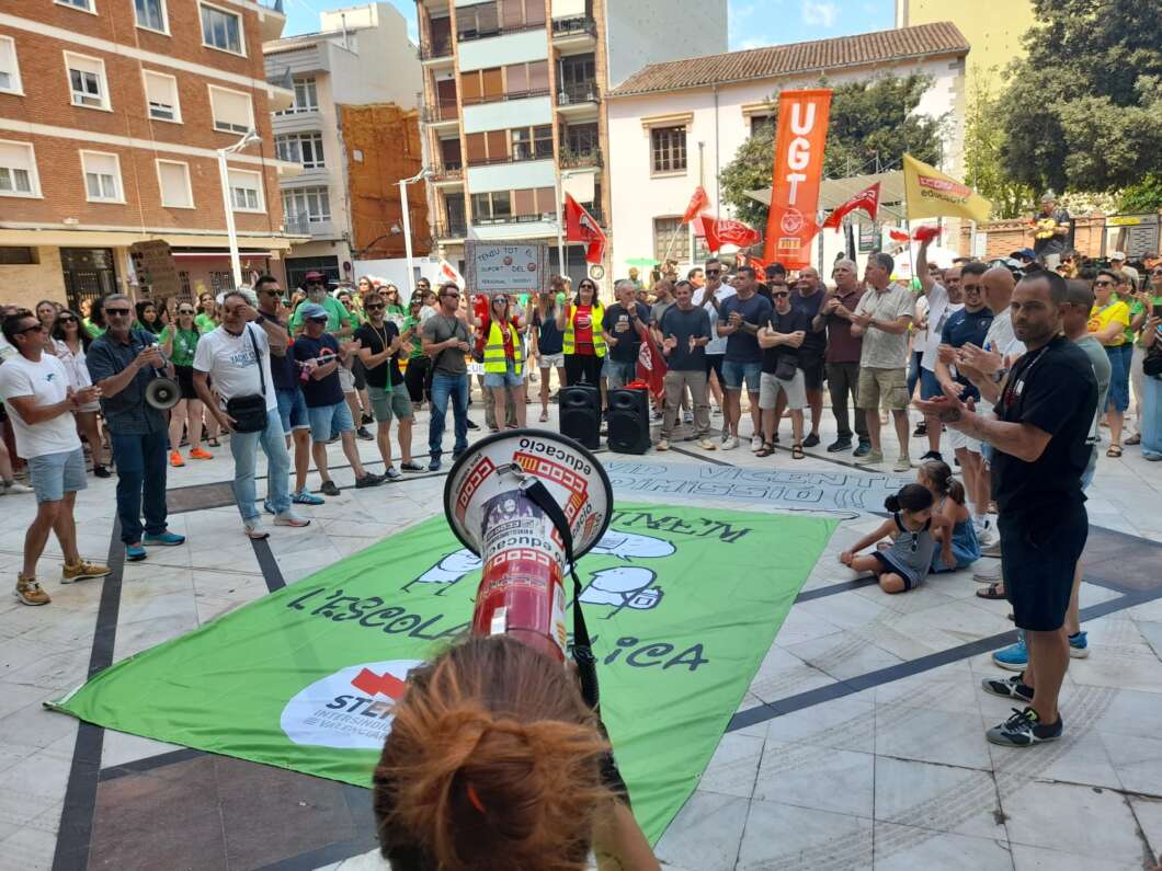 Castelló protesta docentes y bomberos por los servicios públicos