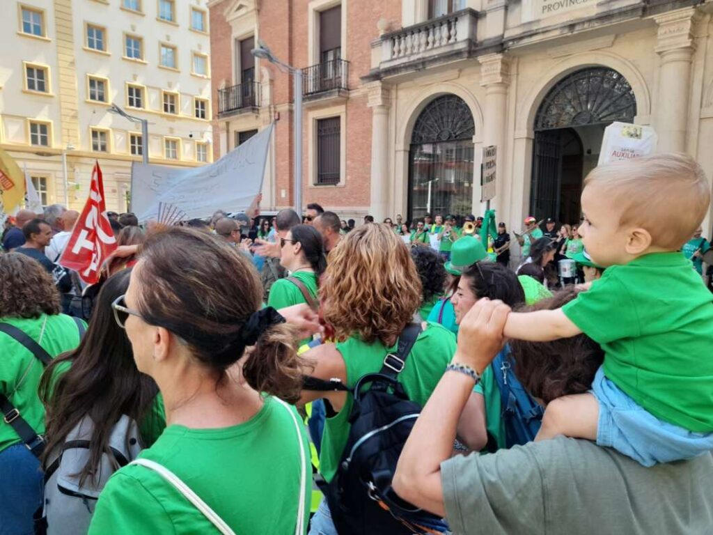 Castelló protesta docentes y bomberos por los servicios públicos