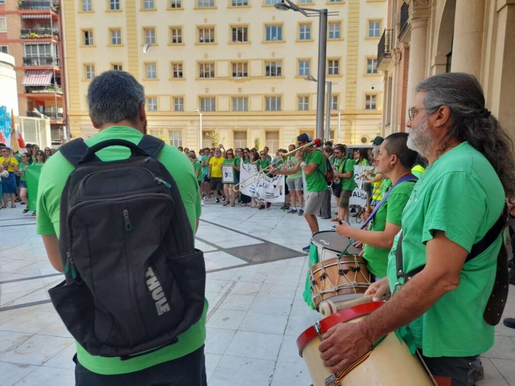 Protesta de docentes y bomberos en Castelló por los servicios públicos.
