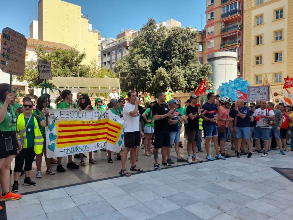 Protesta de docentes y bomberos en Castelló por los servicios públicos.