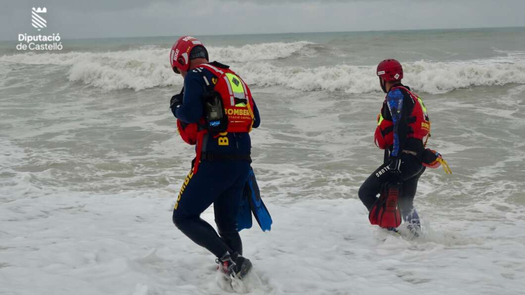 Bomberos de Castellón buscan un menor desaparecido en la playa de Almassora