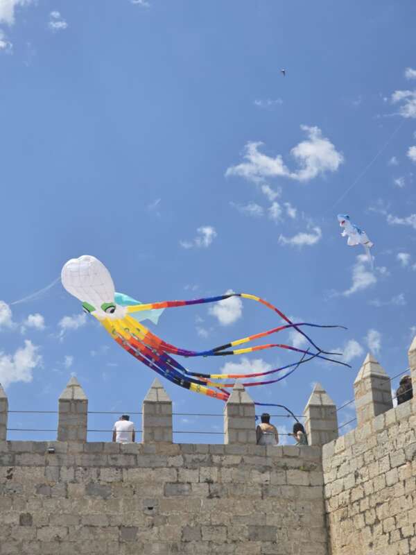 El Festival Internacional del Viento lleva cometas de todo el mundo al Castillo de Peñíscola