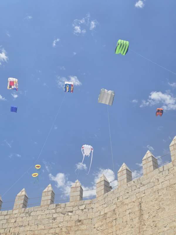 El Festival Internacional del Viento lleva cometas de todo el mundo al Castillo de Peñíscola