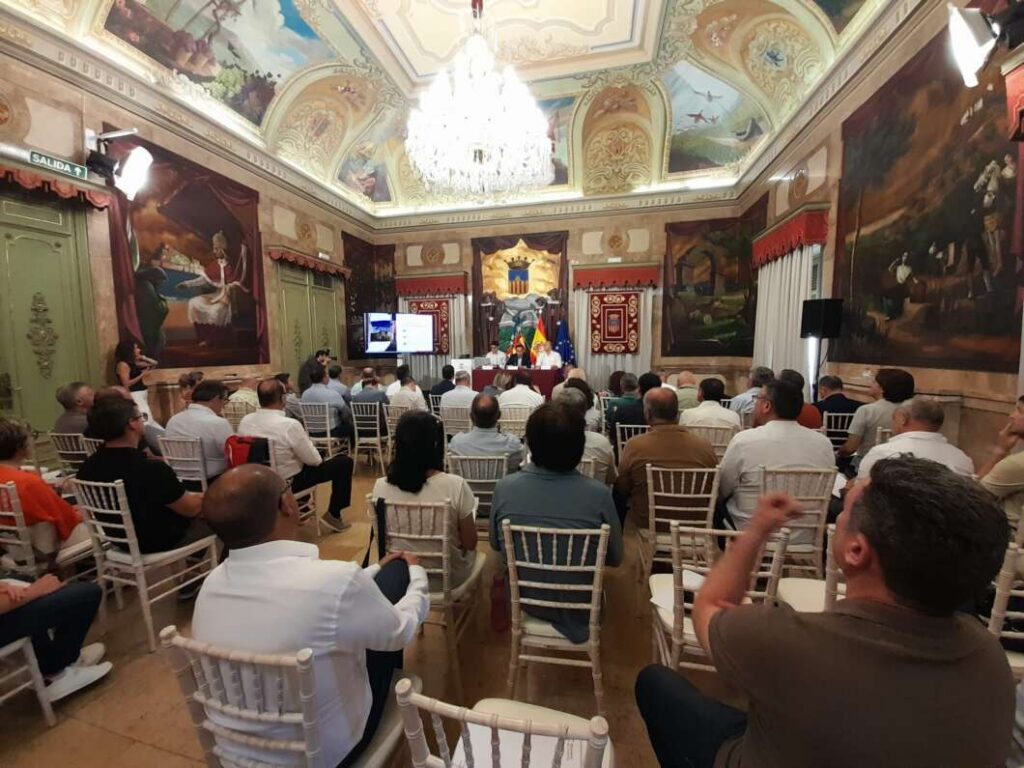 Diputación de Castellón presidenta con alcaldes presentación proyecto cámaras de tráfico
