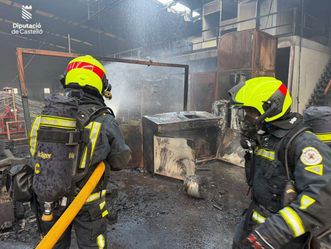 Controlado un incendio industrial en una empresa de fibra de vidrio de Nules