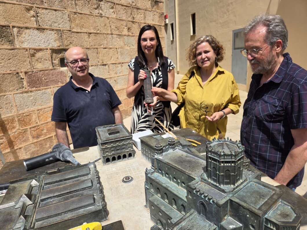 El Fadrí vuelve a la plaza de la Hierba tras su restauración