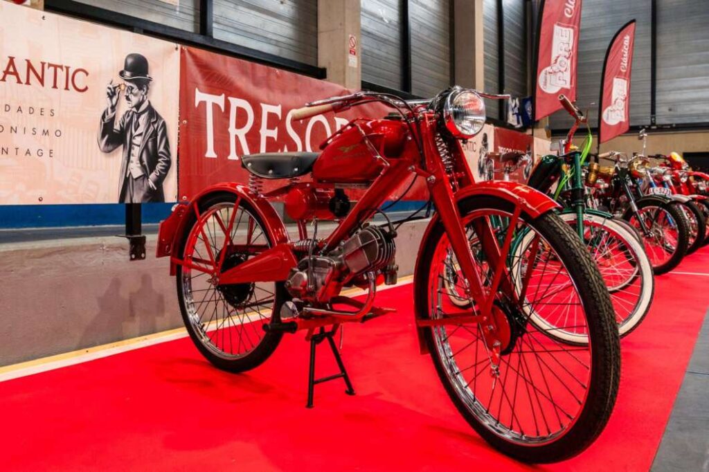 feria Tresor Antic con más de 200 vehículos clásicos y un centenar de puestos de antigüedades