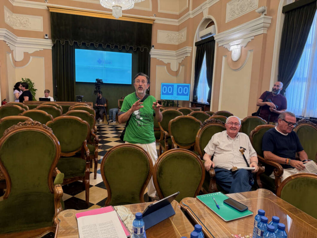 Carmelo Garcia IES Caminàs en el pleno 