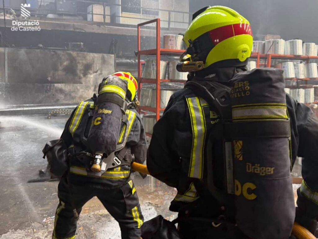 Controlado un incendio industrial en una empresa de fibra de vidrio de Nules