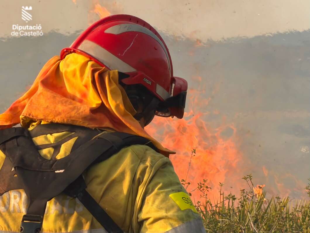 Incendio en El Puig de Benicarló. bomberos Consorcio Provincial