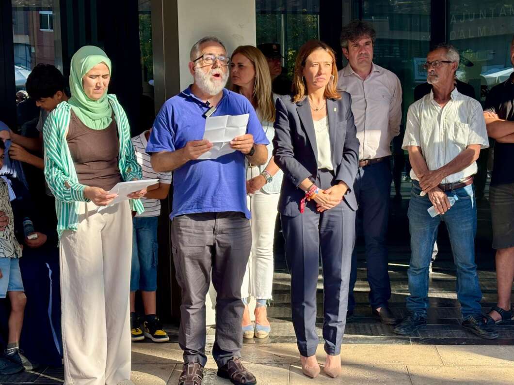 Almassora guarda un minut de silenci per la mort del jove ofegat al mar