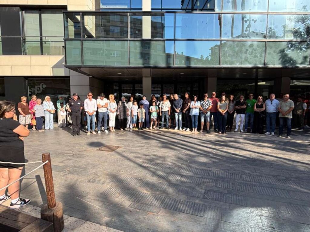 Almassora guarda un minut de silenci per la mort del jove ofegat al mar
