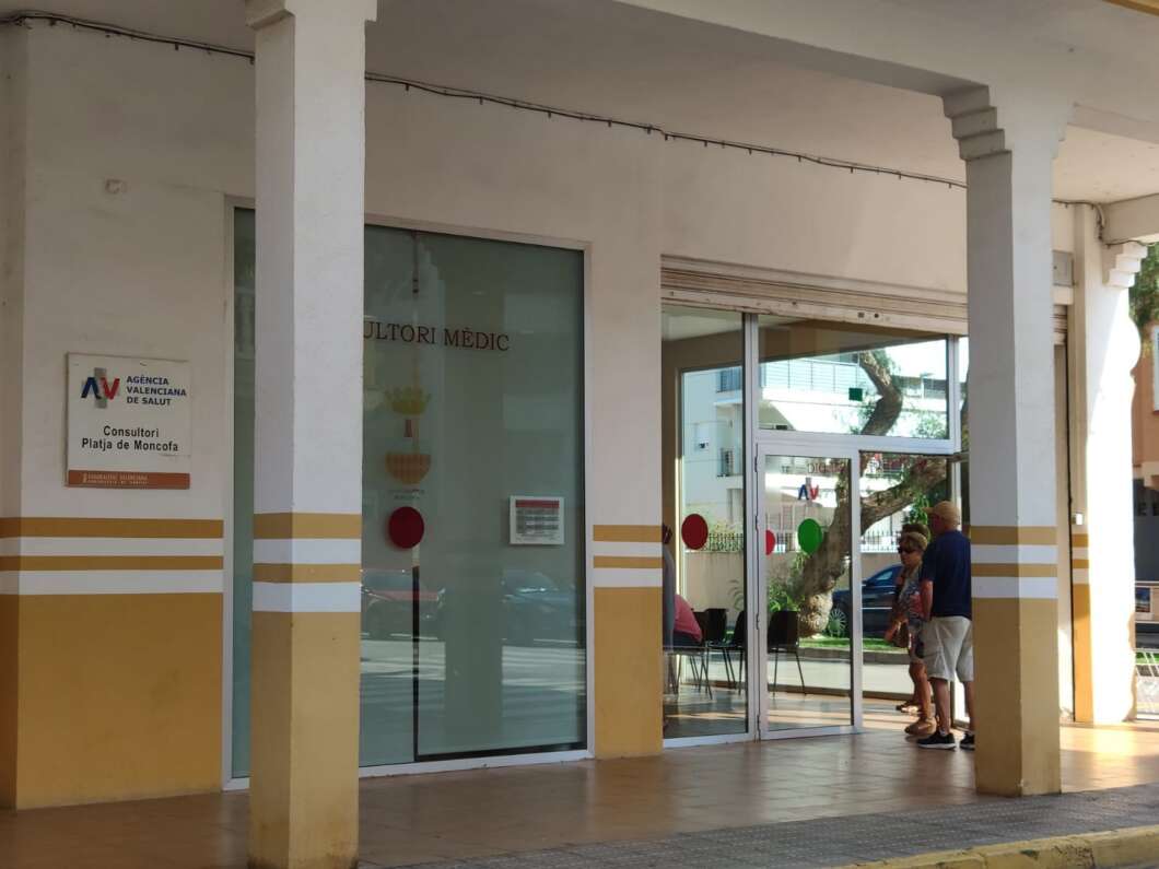 Moncofa reforça l’atenció sanitària a la platja amb un consultori d’estiu