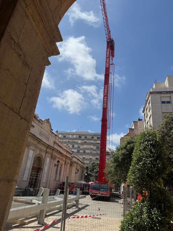 Grúa y armazón metálico del Mercado Central