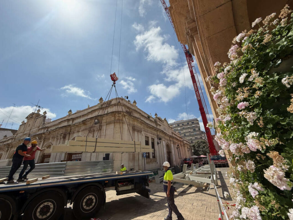 Grúa y armazón metálico del Mercado Central