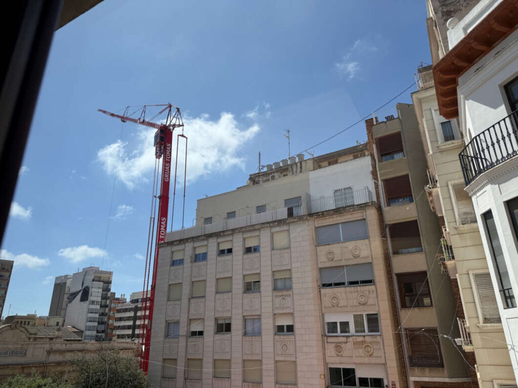 Grúa y armazón metálico del Mercado Central