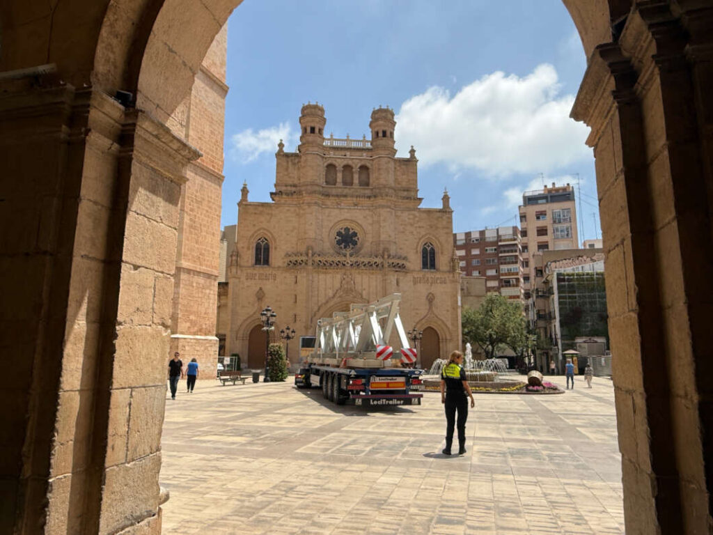 Grúa y armazón metálico del Mercado Central