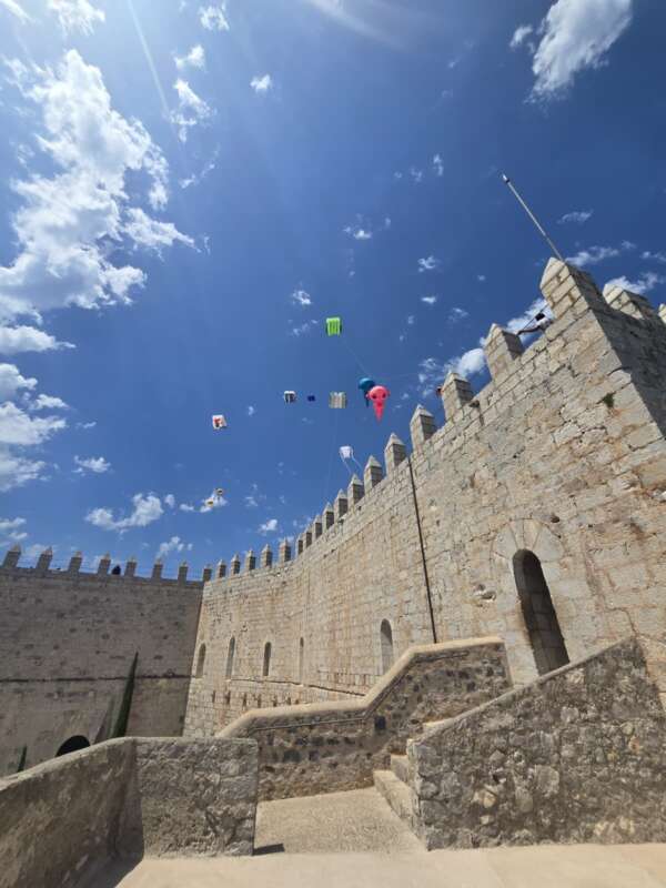 El Festival Internacional del Viento lleva cometas de todo el mundo al Castillo de Peñíscola