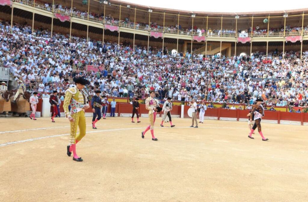 À Punt retransmetrà en directe tres corregudes de la Fira de Fogueres d’Alacant 2026