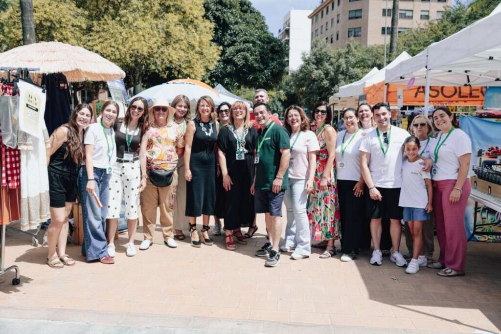 La iniciativa reunió a vecinos y visitantes en el Forn del Pla para apoyar al comercio de proximidad y dinamizar el barrio