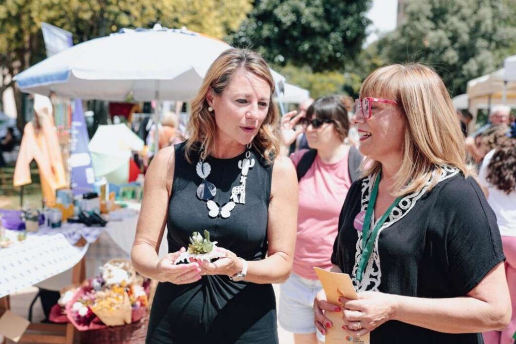La iniciativa reunió a vecinos y visitantes en el Forn del Pla para apoyar al comercio de proximidad y dinamizar el barrio