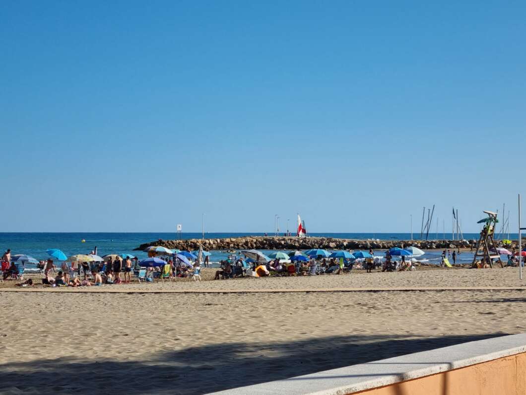Torreblanca activa el servicio de socorrismo y refuerza la accesibilidad en sus playas