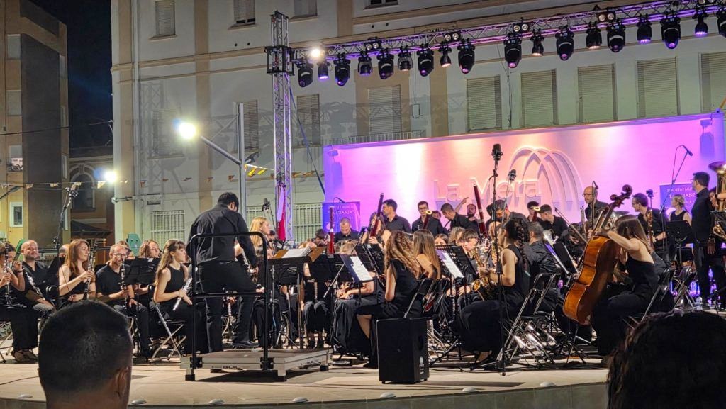 La Orquesta París de Noia pone el broche al primer fin de semana festivo en Vinaròs