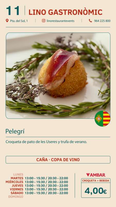 Croqueta dorada con una loncha de jamón encima, decorada con hierbas en un plato blanco.