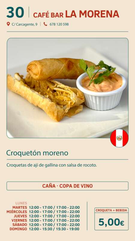 Fried croquetón moreno with a ramekin of rocoto sauce on a plate; Peruvian flag badge in the corner.