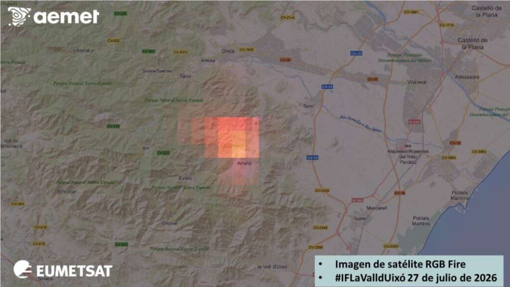 Castellón amanece bajo una nube de humo y ceniza por el incendio de la Serra d'Espadà