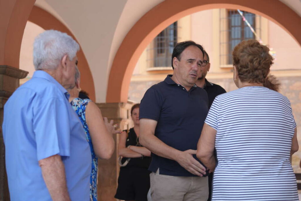 Pérez Llorca visita el centro de evacuados de Segorbe