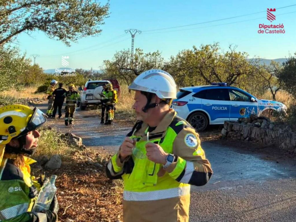 Dos incendios junto a la AP-7 movilizan un amplio dispositivo en Alcalà de Xivert