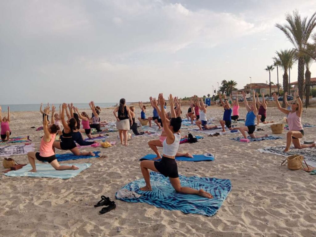 Almassora consolida les activitats de benestar a la platja amb una alta participació