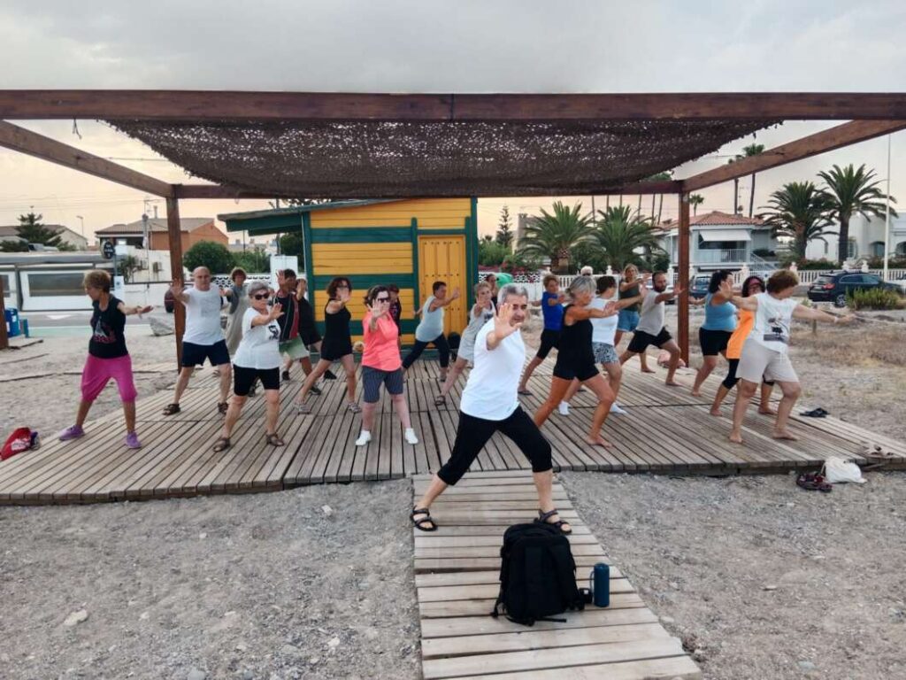 Almassora consolida les activitats de benestar a la platja amb una alta participació