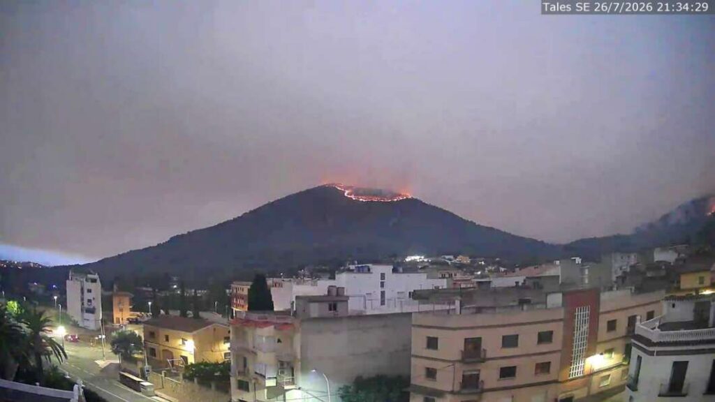 Incendio de la Vall d'Uixó. El fuego corona el Montí de Onda
