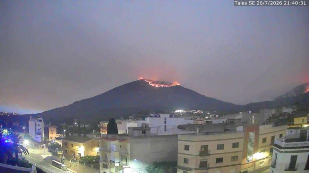 Incendio de la Vall d'Uixó. El fuego corona el Montí de Onda