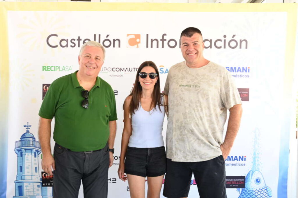 Three adults (two men and a woman) pose for a photo in front of a Castellón Información banner backdrop.