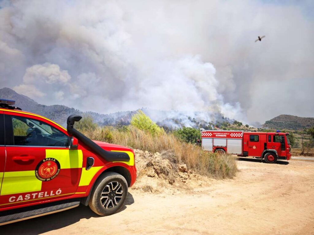 El incendio de La Vall d'Uixó obliga a confinar tres municipios y alerta por vacas sueltas en el casco urbano