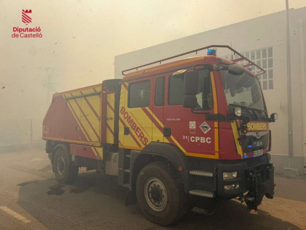 El incendio de La Vall d'Uixó obliga a confinar tres municipios y alerta por vacas sueltas en el casco urbano