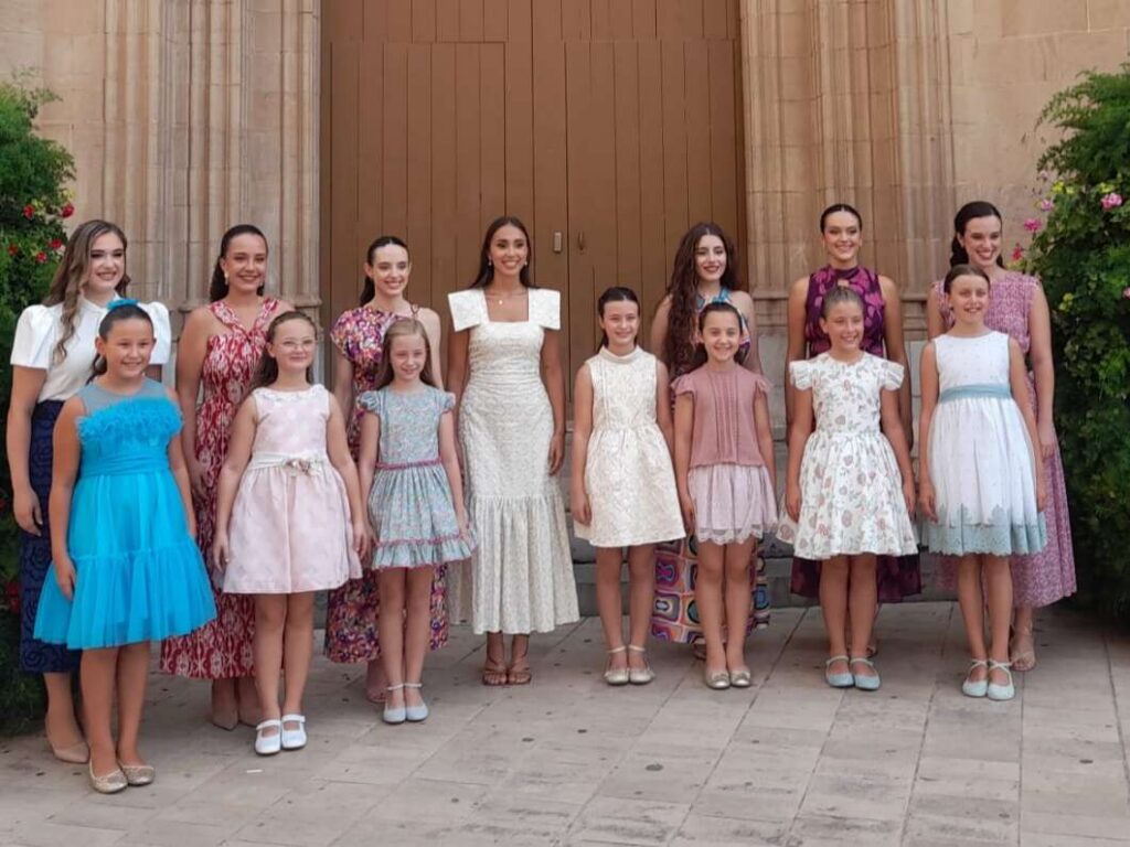 Castello reinas de las fiestas de Castelló, Maria Collados Marzá y Nayra Luque Beltrán con Damas de la Ciudad