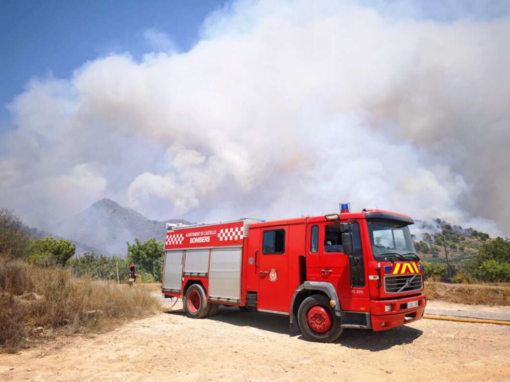 El incendio de La Vall d'Uixó obliga a confinar tres municipios y alerta por vacas sueltas en el casco urbano
