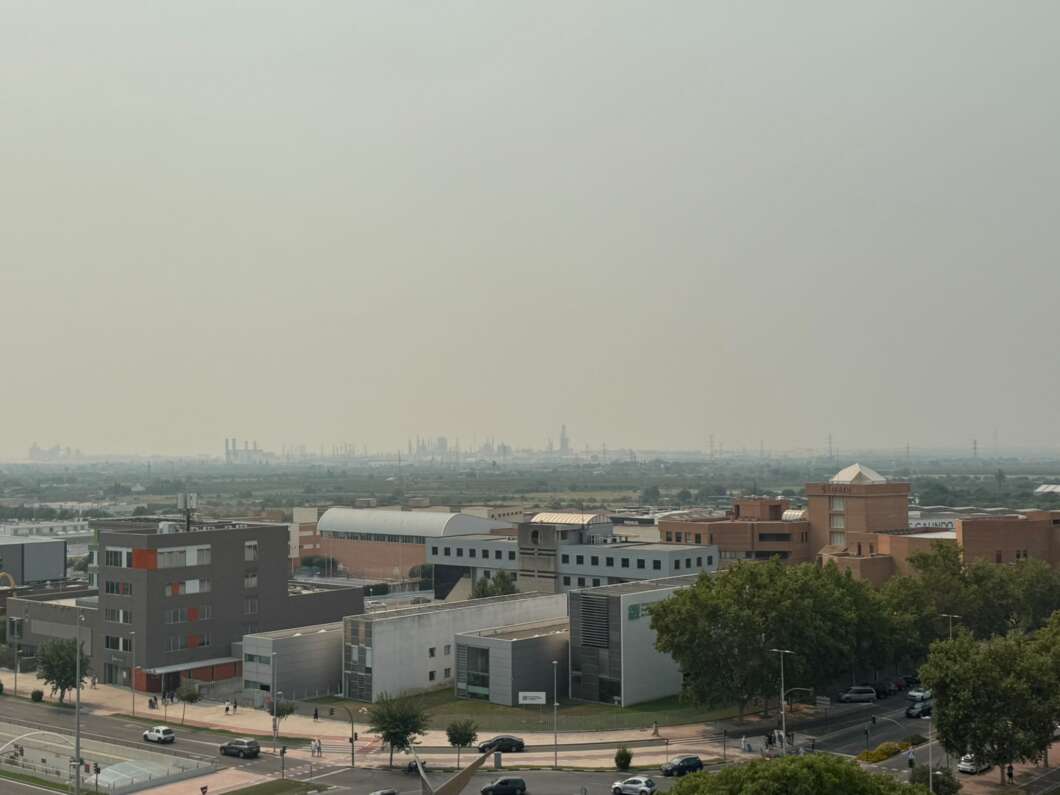 Castellón amanece bajo una nube de humo y ceniza por el incendio de la Serra d'Espadà