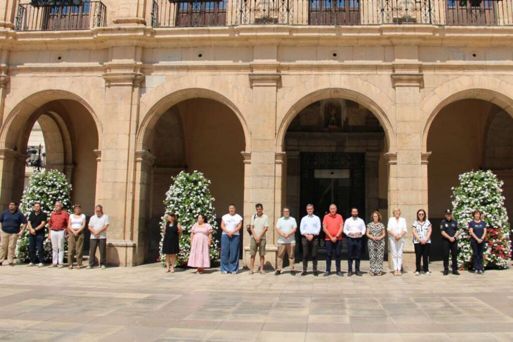 La provincia de Castellón guarda un minuto de silencio por el crimen machista de Alicante