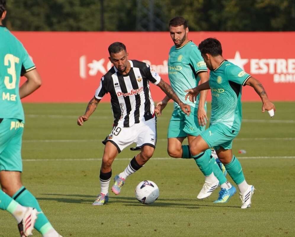 ¡Locura de goles en Olot! El CD Castellón tutea al Girona CF y prolonga su idilio de pretemporada (3-3)