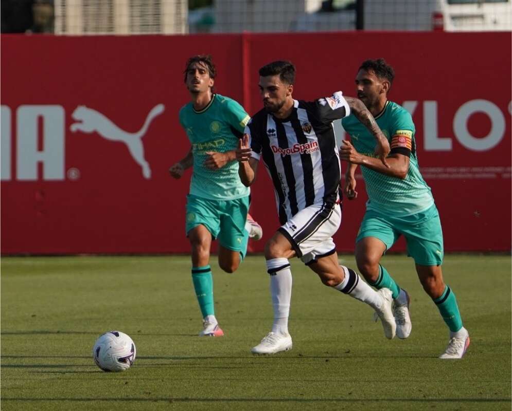 ¡Locura de goles en Olot! El CD Castellón tutea al Girona CF y prolonga su idilio de pretemporada (3-3)