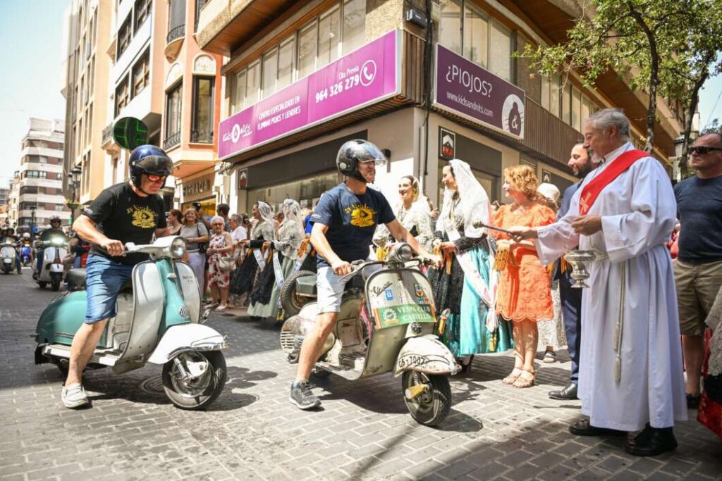 Castellón mantiene viva la tradición de Sant Cristòfol con la bendición de vehículos