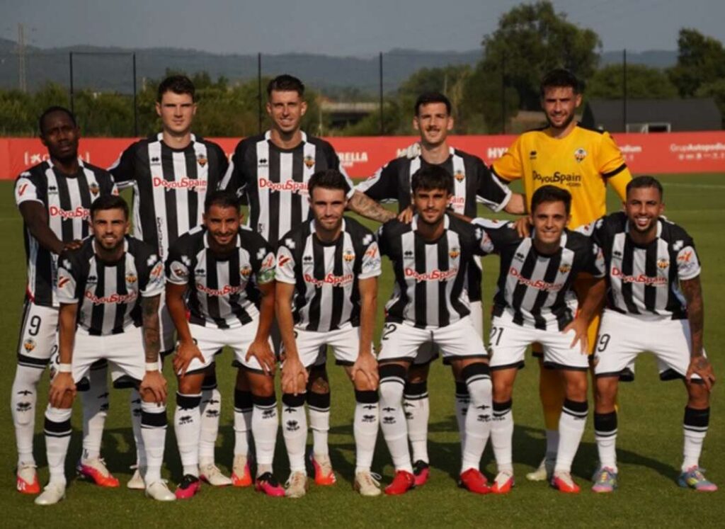 ¡Locura de goles en Olot! El CD Castellón tutea al Girona CF y prolonga su idilio de pretemporada (3-3)