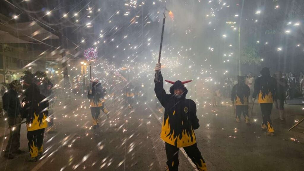 Esclat de Llum correfocs dimonis de la Plana Grau