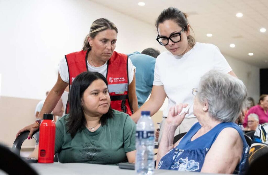 Marta Barrachina con los desalojados de Azuébar por el incendio de Soneja